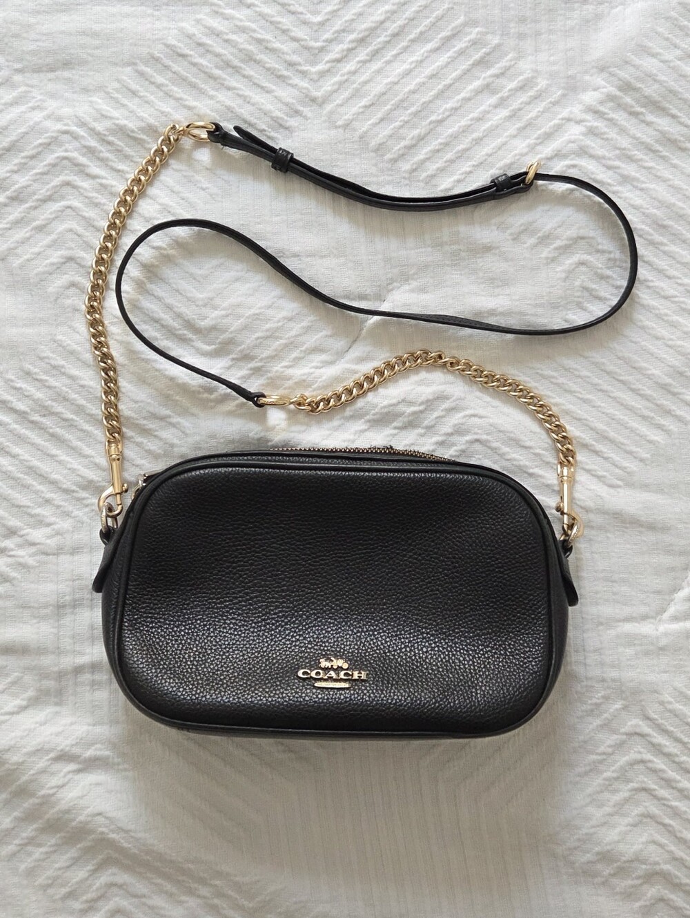 Coach Isla Chain Crossbody, Black Pebbled Leather Crossbody Bag, Gold Hardware